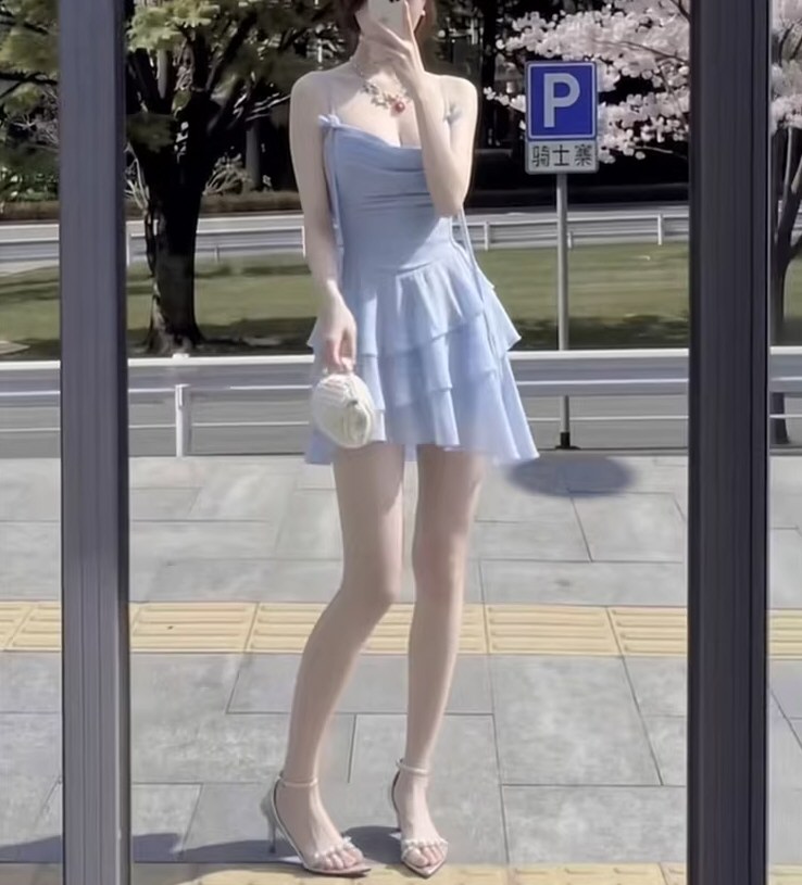 丰腴美女性感连衣裙写真