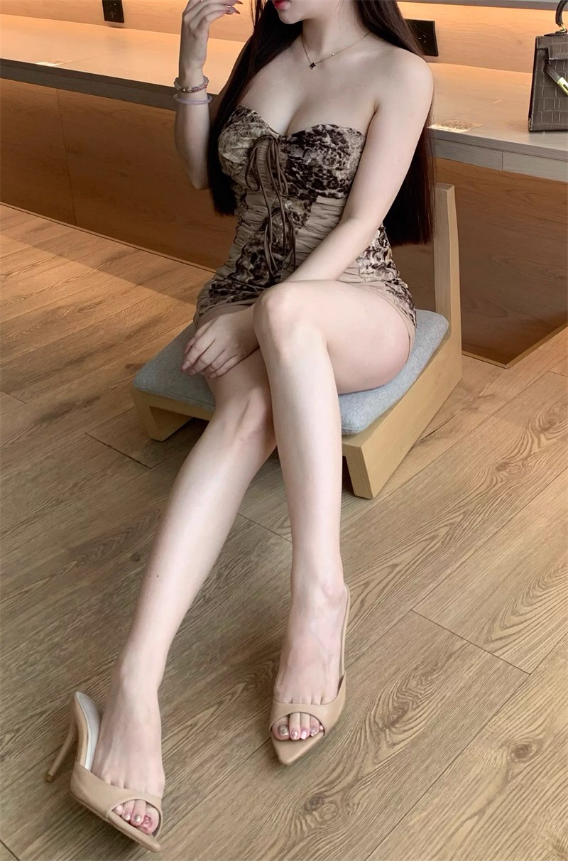 白嫩软妹性感连衣裙套图