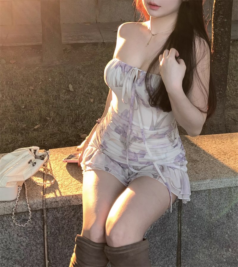 妩媚少女性感连衣裙照片