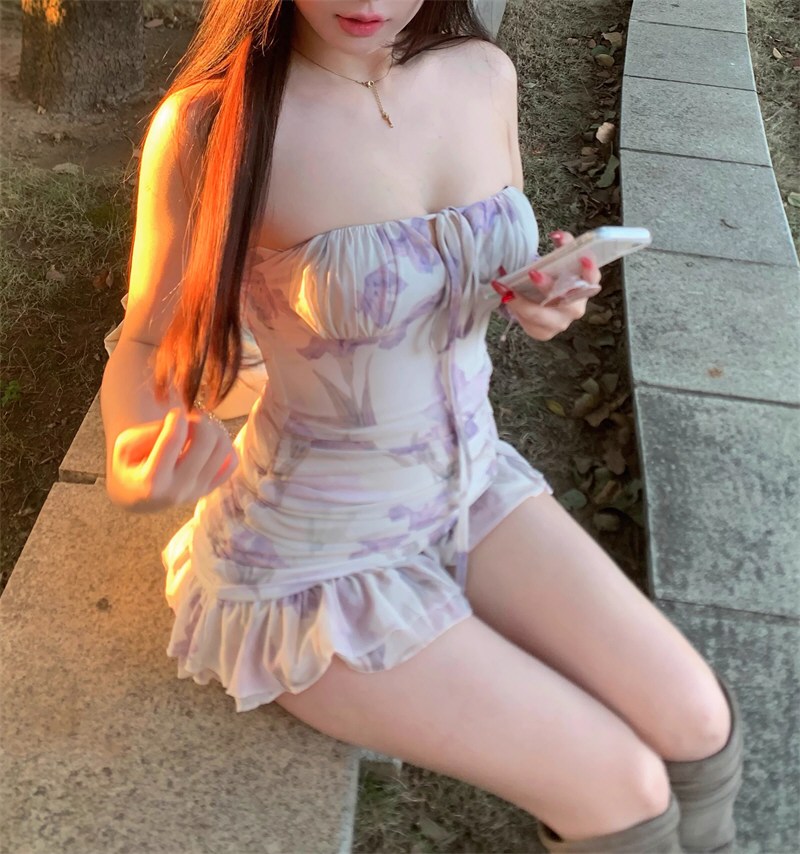 妩媚少女性感连衣裙照片