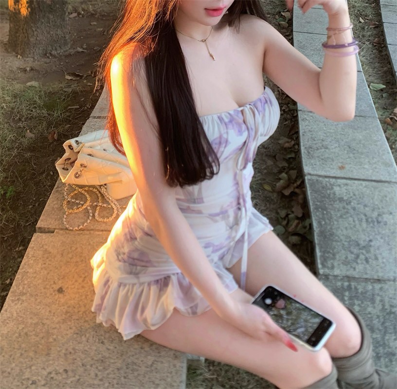 妩媚少女性感连衣裙照片