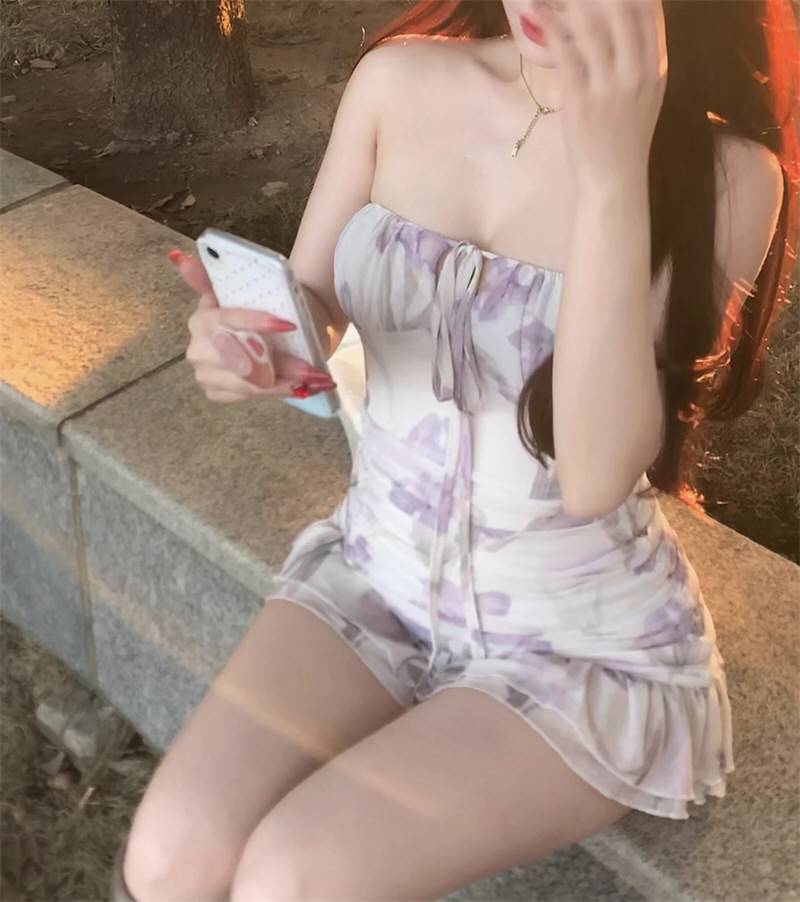 妩媚少女性感连衣裙照片