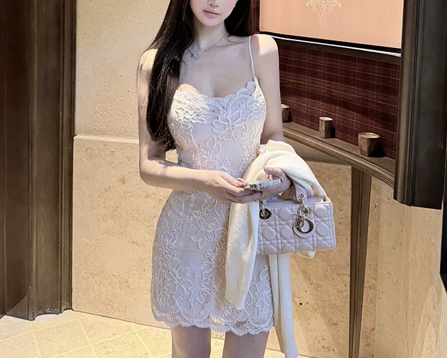 白嫩模特性感连衣裙套图福利