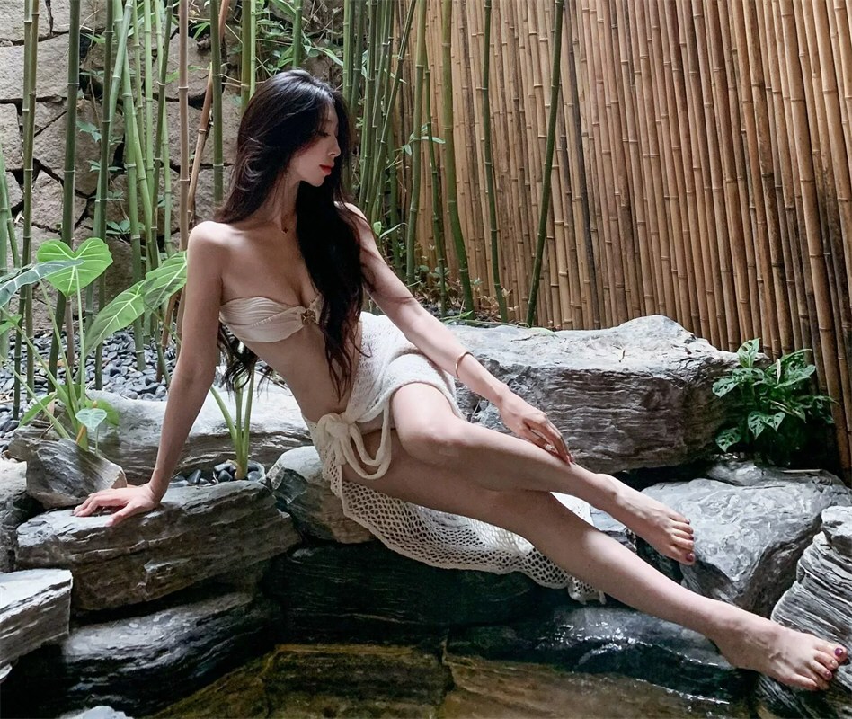 丰满嫩模性感泳装照全集