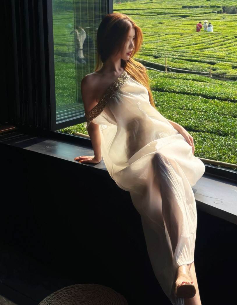 丰腴御姐性感连衣裙私拍套图