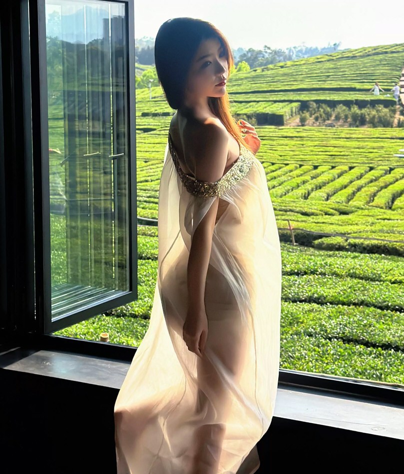 丰腴御姐性感连衣裙私拍套图