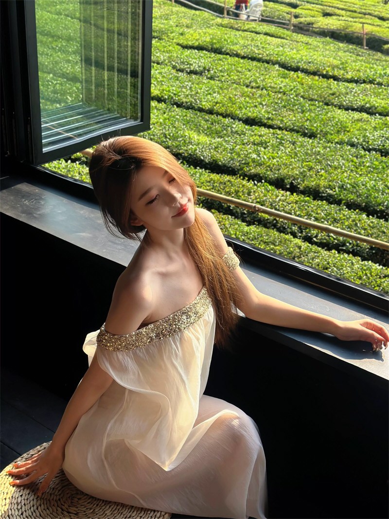 丰腴御姐性感连衣裙私拍套图