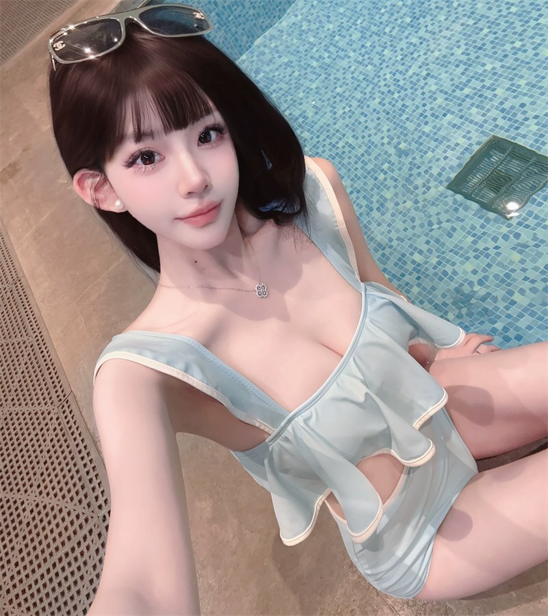 白嫩美女性感泳装套图