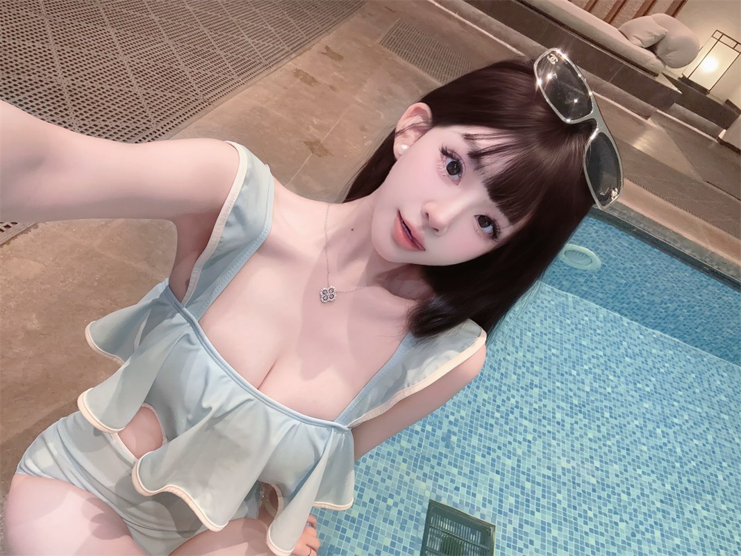 白嫩美女性感泳装套图