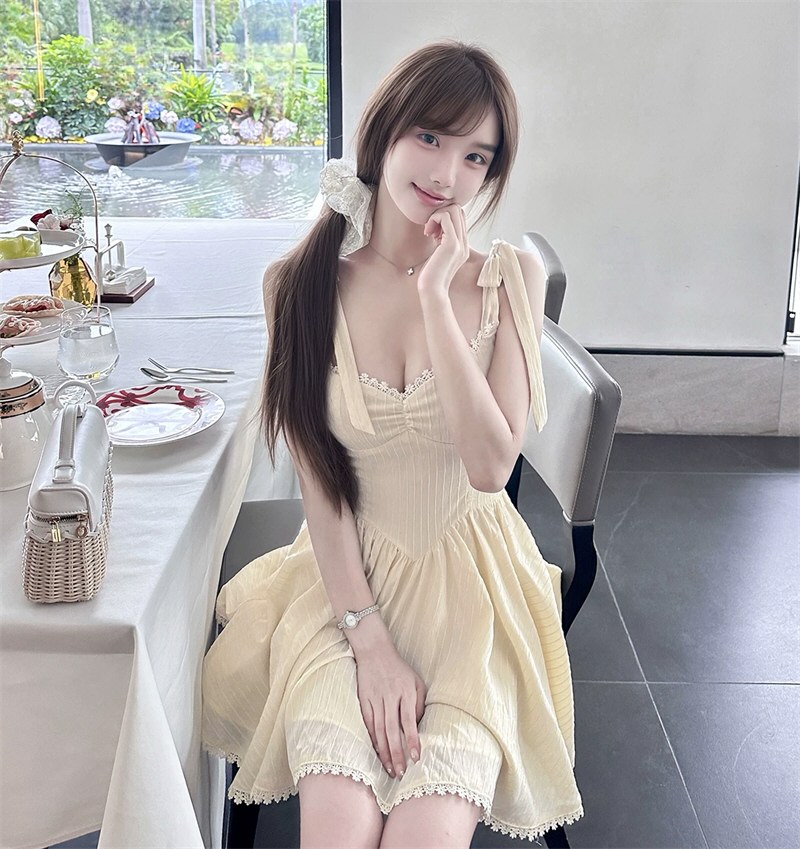 白嫩美女性感连衣裙照片