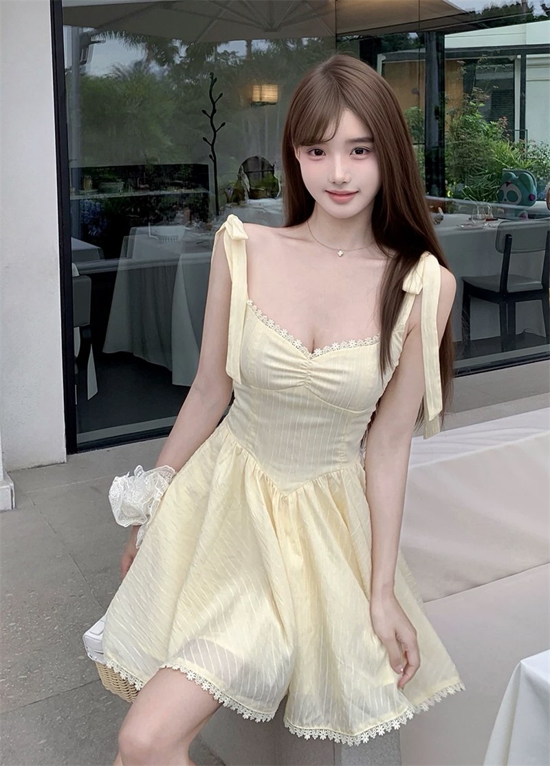 白嫩美女性感连衣裙照片