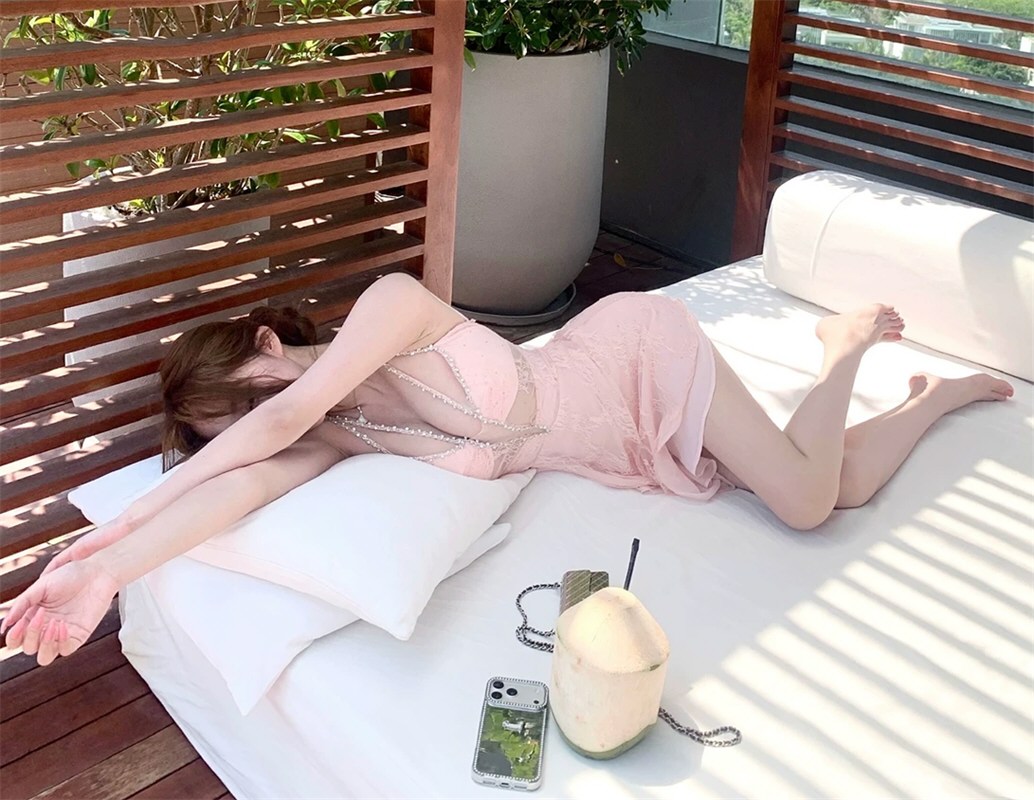 妩媚模特性感连衣裙照片