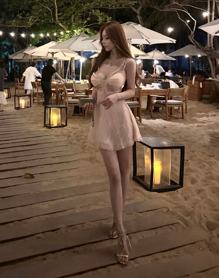妩媚模特性感连衣裙照片