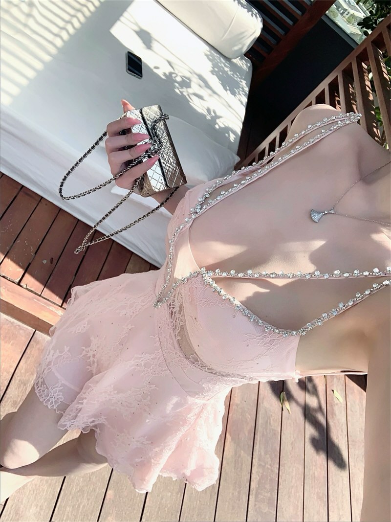 妩媚模特性感连衣裙照片