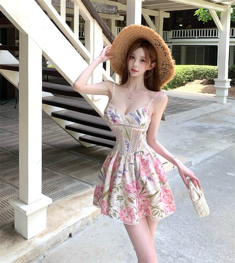 白嫩模特性感连衣裙照片