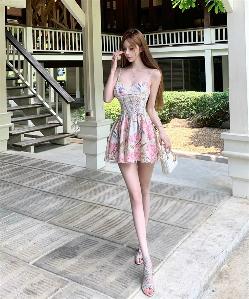白嫩模特性感连衣裙照片