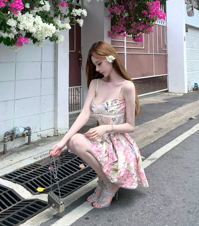 白嫩模特性感连衣裙照片