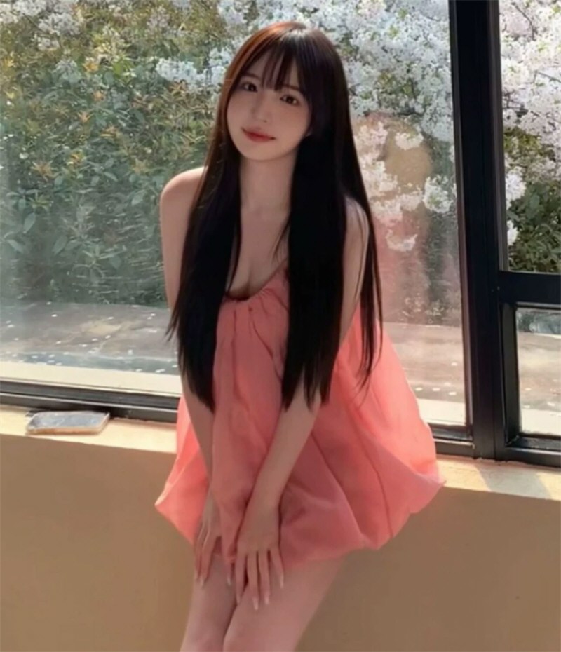 白嫩美女性感连衣裙图集