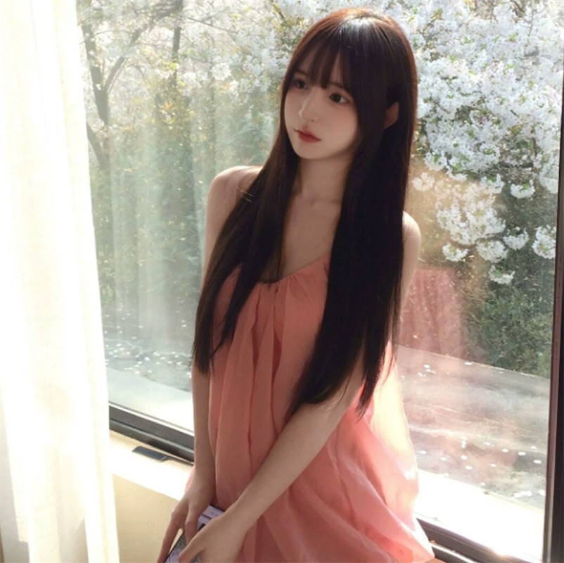 白嫩美女性感连衣裙图集