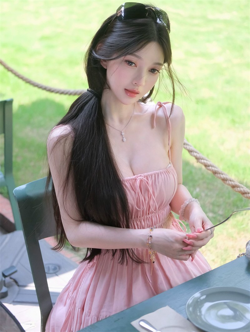 丰腴美女性感连衣裙图片全集