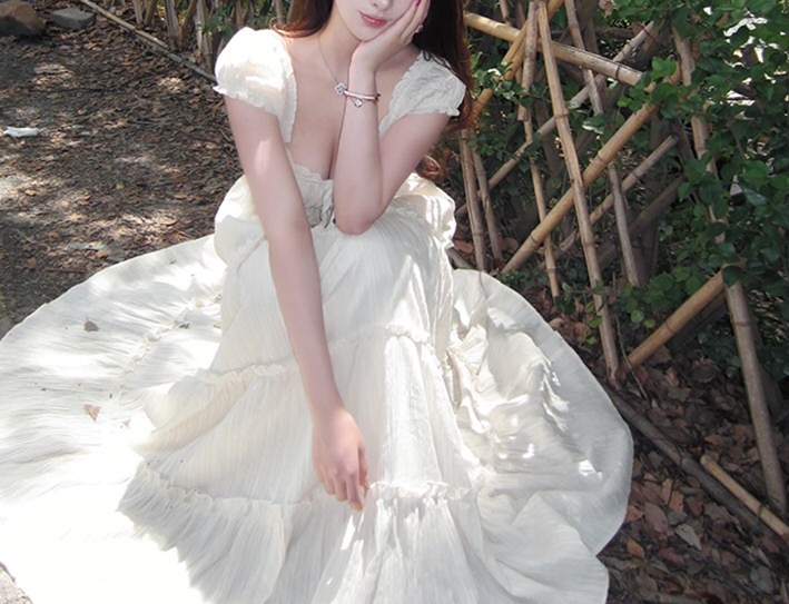 白嫩软妹性感连衣裙相册