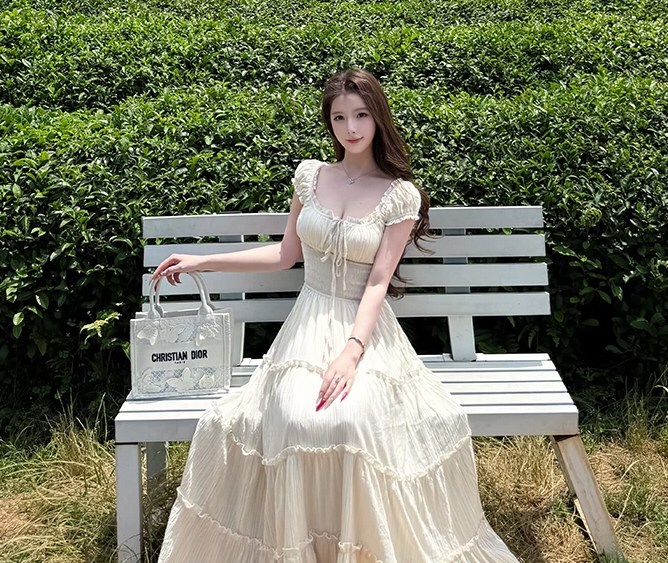 白嫩软妹性感连衣裙相册