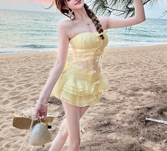 丰腴美女性感连衣裙图片
