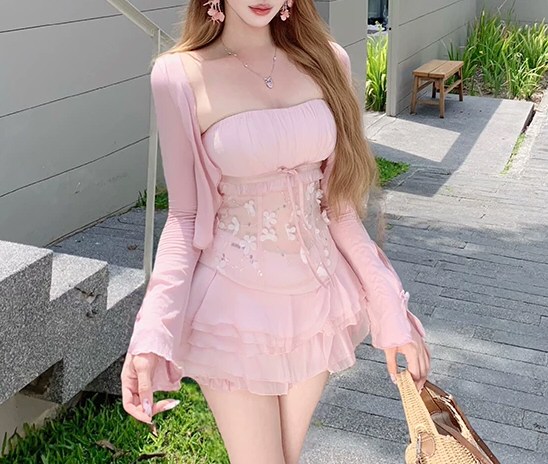 丰腴美女性感连衣裙图片