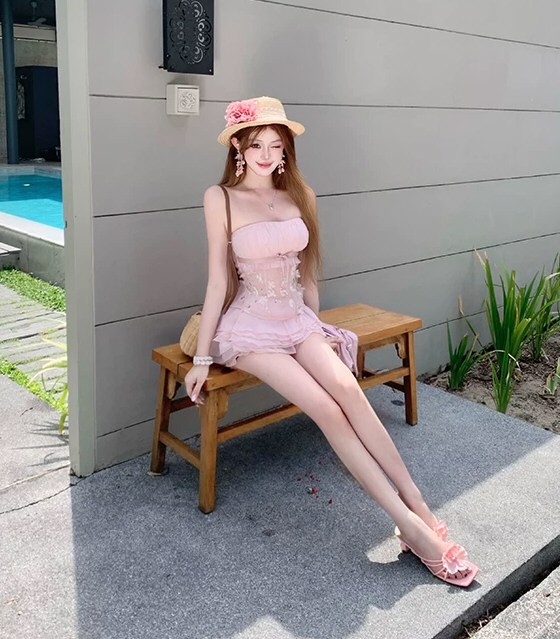 丰腴美女性感连衣裙图片