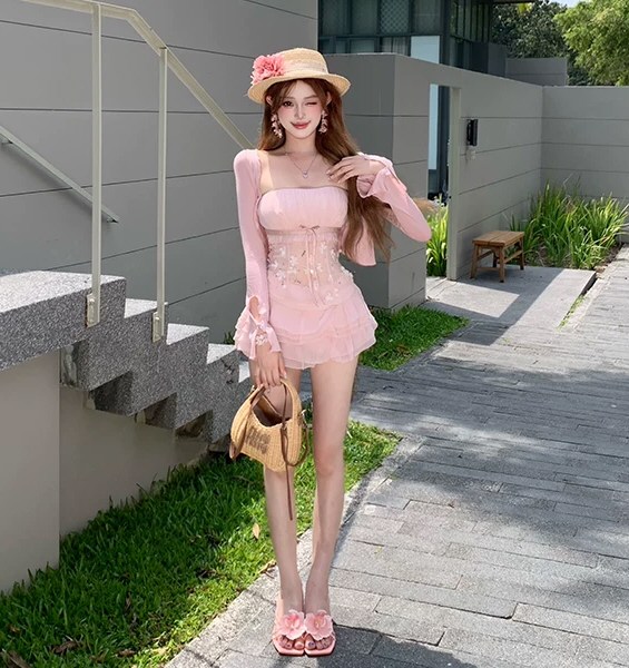 丰腴美女性感连衣裙图片