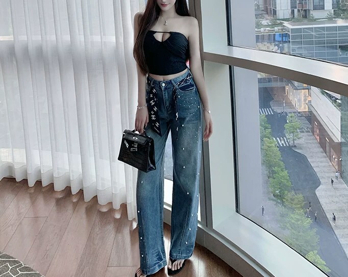 白嫩少女性感连衣裙相册
