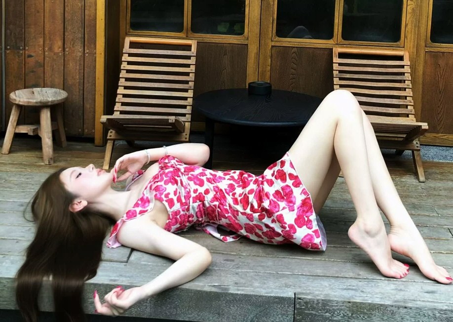 妖艳网红性感连衣裙私拍