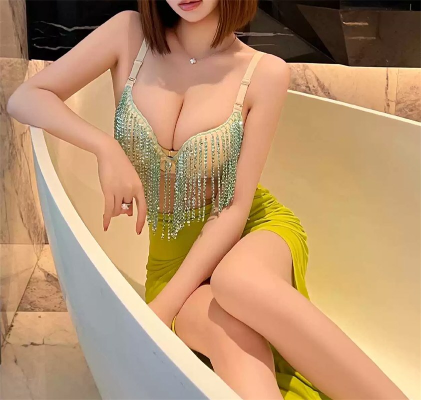 白嫩网红性感连衣裙图片写真