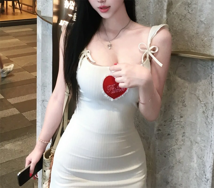 丰腴嫩模性感连衣裙套图