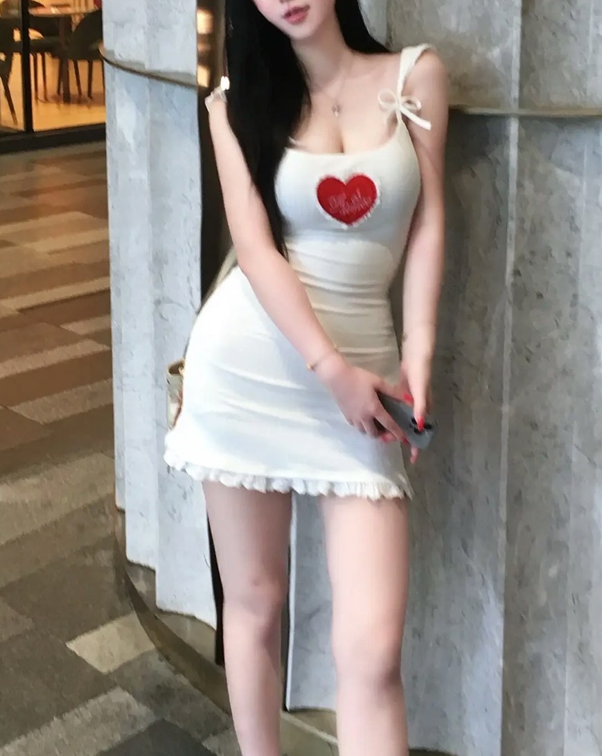 丰腴嫩模性感连衣裙套图